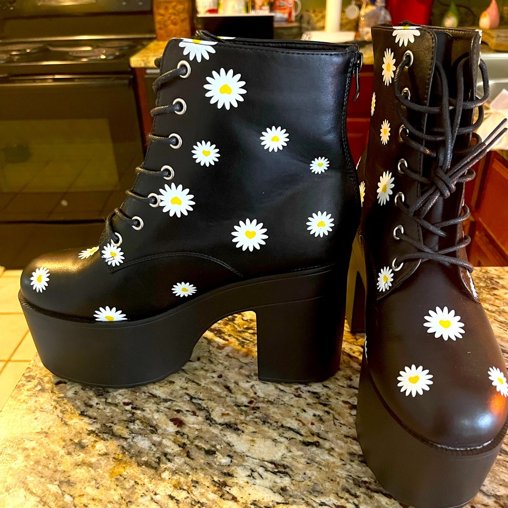 Women’s size 11 Platform boots with daisies